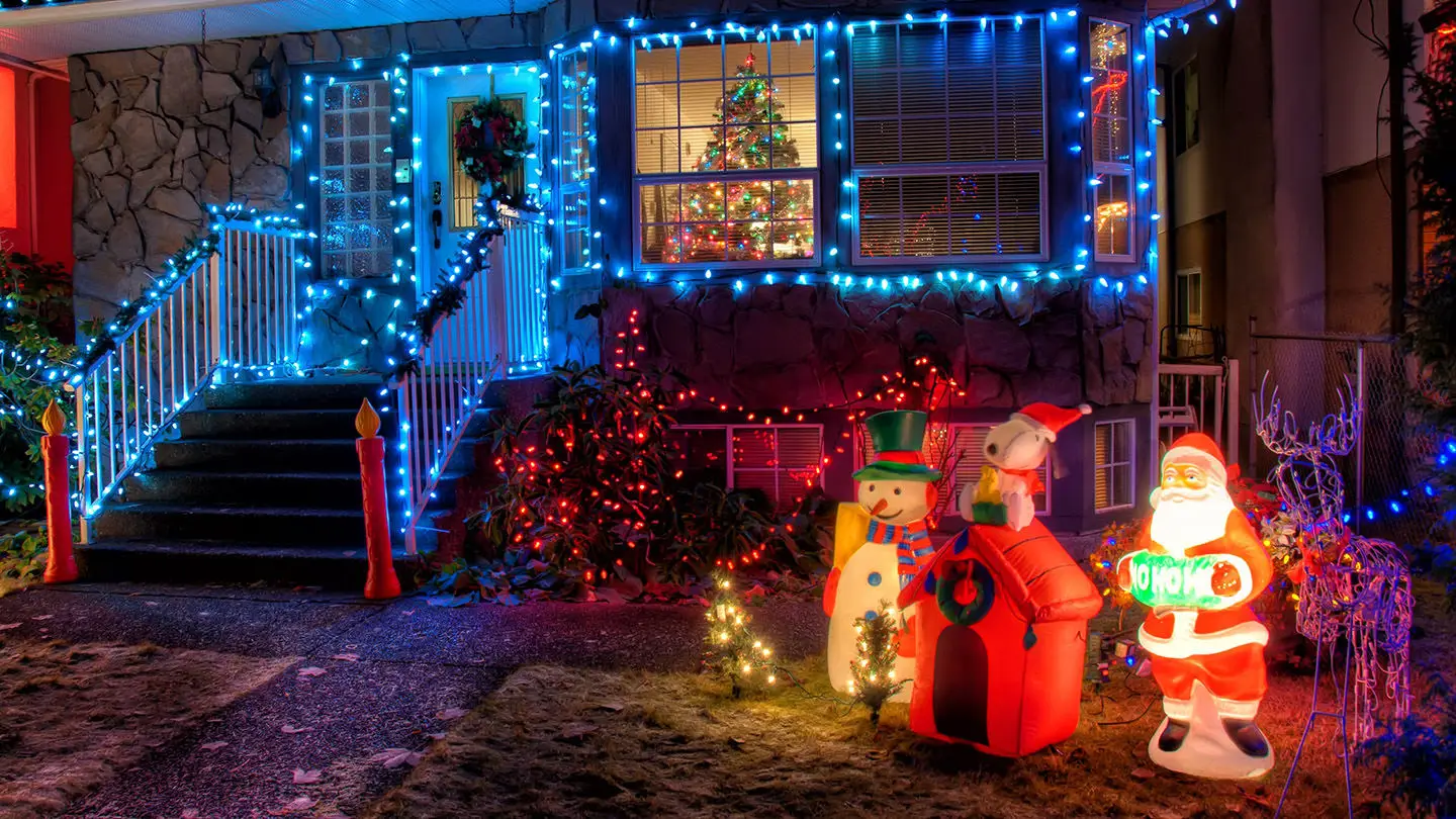 A wonderful christmas scene in the frontyard.